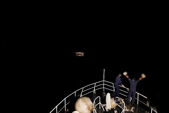 Машид Мохаджерин (Mashid Mohadjerin), Бельгия, Reporters.Служба береговой охраны недалеко от Лампедузы обнаруживает лодку с беженцами. Италия, 30 июля 