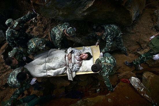 Чен Цинган (Chen Qinggang), Китай, Hangzhou Daily. Солдаты спасательного отряда несут уцелевшего в землетрясении. Округ Бэйчуань, Китай, 14 мая  