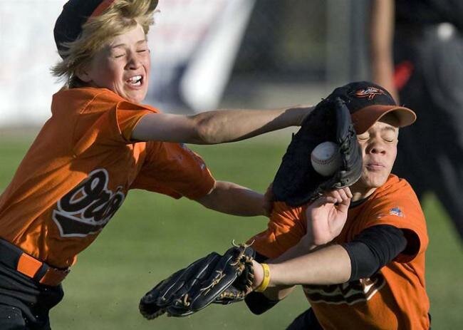 Брейди Океф (справа) и Брайс Мойл сталкиваются во время решающего матча плей-офф детской бейсбольной лиги в Карсон-Сити (США) 15 июня.
