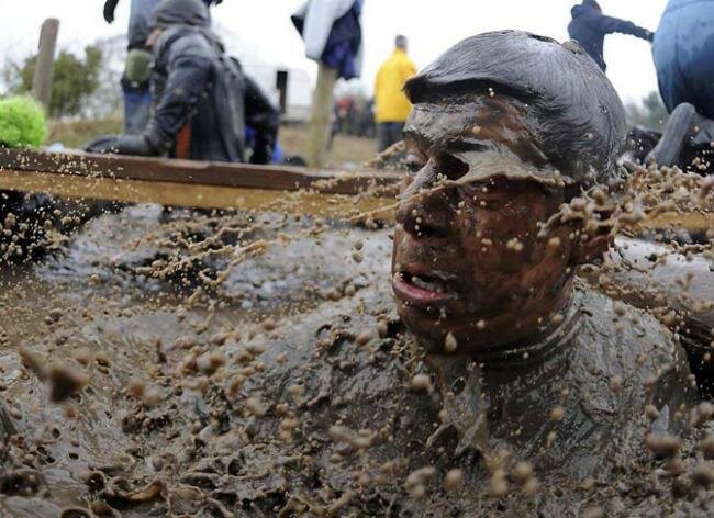 Мужчина выныривает на поверхность грязной воды во время «Tough Guy» в Пертон (Англия) 31 января. В этом благотворительном забеге участникам предстояло пройти 21 тяжелых препятствий, включая воду, огонь и тоннели.
