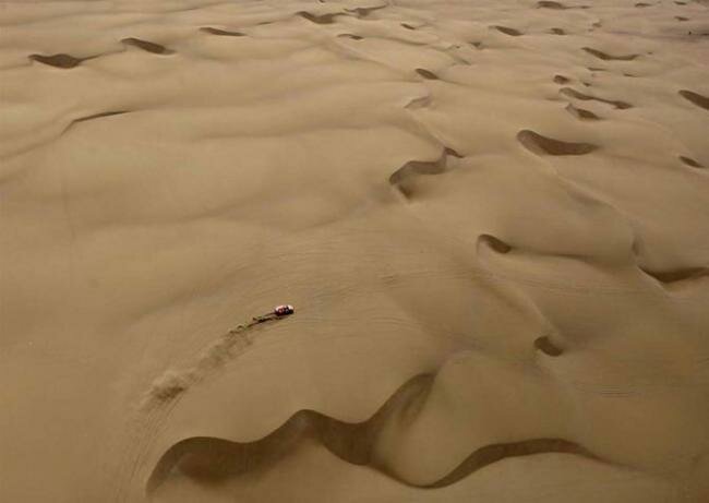 Автомобиль преодолевает пески на шестом этапе ралли Дакар между Антофагаста и Икике (Чили) 7 января.