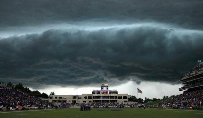 Грозовая туча над стадионом «Семья Билла Снайдера» во время матча NCAA по футболу между Центральной Флоридой и штатом Канзас в Манхэттене 25 сентября. Игра была приостановлена из-за молнии.