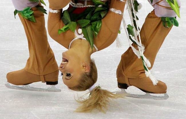 Выступление россиян Оксаны Домниной и Максима Шабалина на соревнованиях по танцам на льду на Зимних Олимпийских играх в Ванкувере 21 февраля.