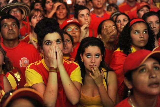 Испанские болельщики в Мадриде наблюдают за финальным матчем ЧМ-2010 между сборными Голландии и Испании 11 июля.