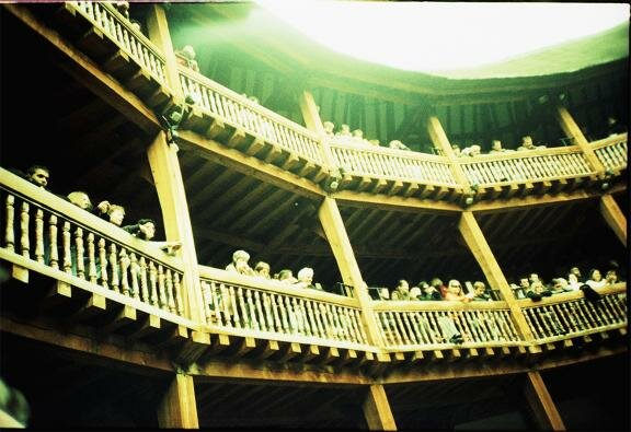 Театр Шекспира «Глобус» в современно-старинных фото