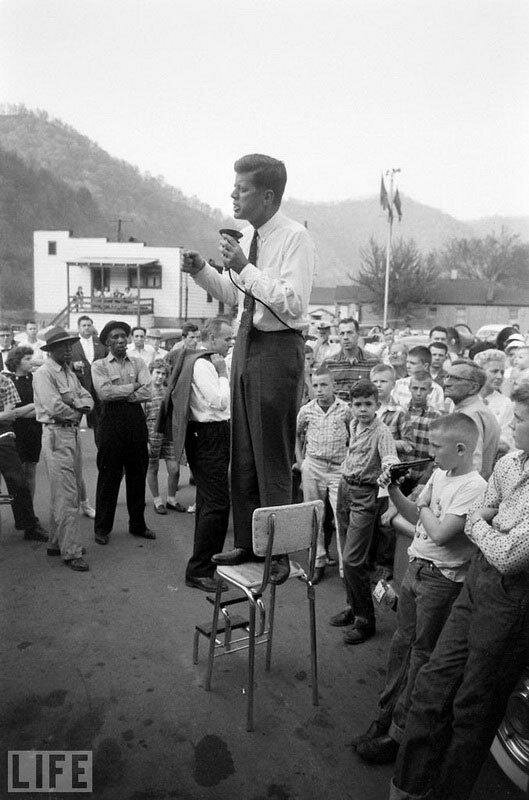 Джон Кеннеди, который вскоре станет самым молодым американским президентом, выступает в каком-то городке во время предвыборной компании.