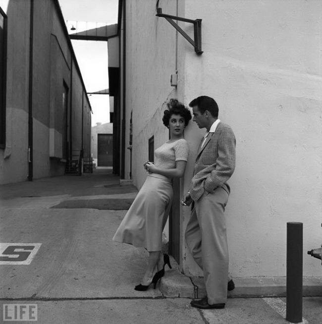 Элизабет Тейлор и Монтгомери Клифт во время перерыва на съемках фильма «A Place in the Sun» на студии Paramount.