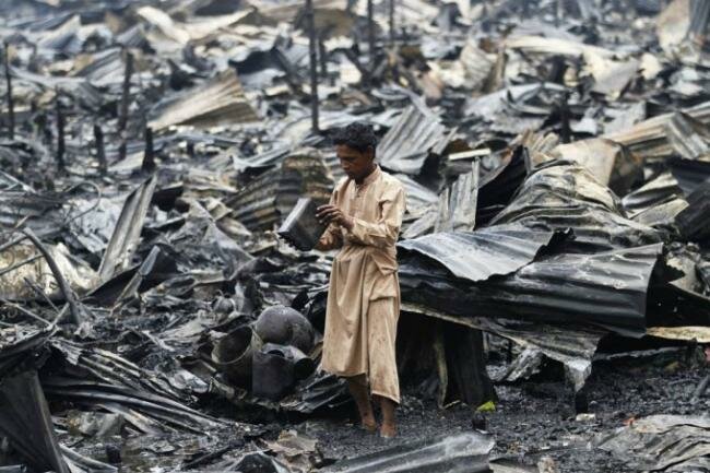 Пожар в трущобах Бангладеша уничтожил сотни домов
