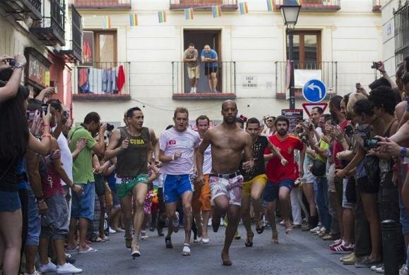В Мадриде состоялся забег на каблуках для мужчин