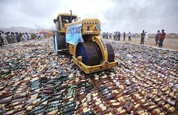 В Пакистане укатали в землю тысячи бутылок с алкоголем