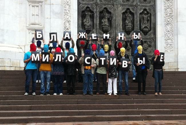 В Москве у храма Христа Спасителя прошла акция в поддержку Pussy Riot