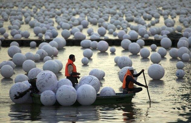 Жители  Сингапура опустили в реку тысячи шаров с желаниями