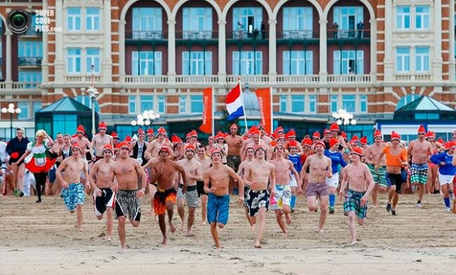 В Нидерландах состоялось «посленовогоднее» купание Unox Nieuwjaarsduik