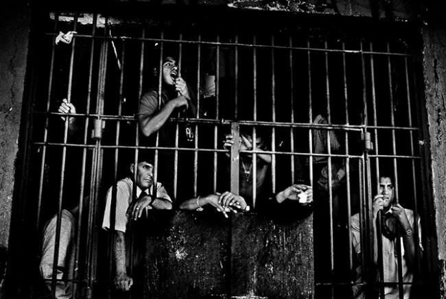  Еще одна фотография заключенных, уже в тюрьме в Сантьяго, Чили.