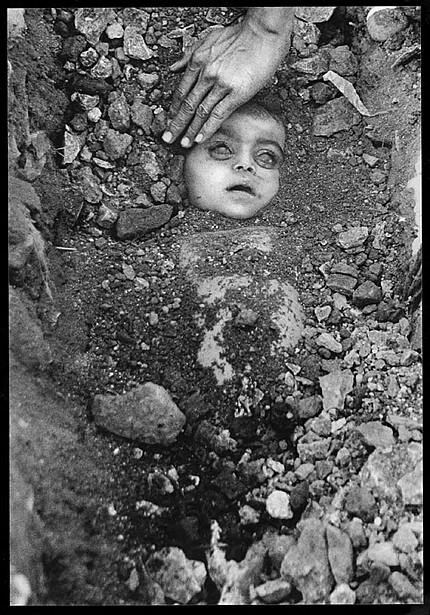 Raghu Rai -Burial of an unknown child-