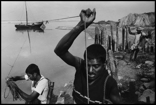 India, 1993 - Untouchables haul a boatload of sand up the Ganges.